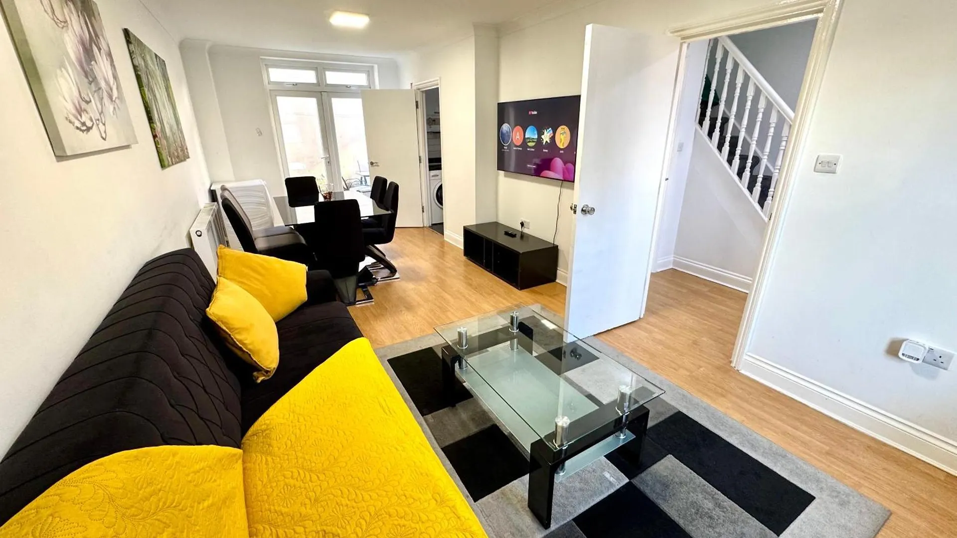 3 Bedrooms Spacious House, Separate Reception, 2 Full Bathrooms, Parking, Garden لندن