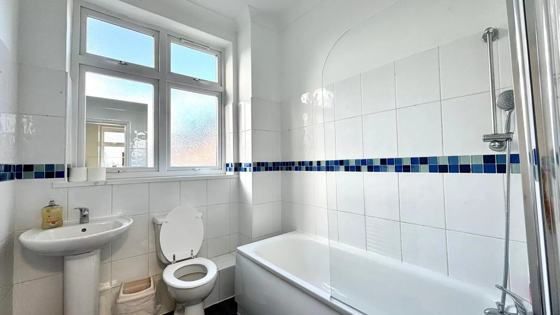 3 Bedrooms Spacious House, Separate Reception, 2 Full Bathrooms, Parking, Garden لندن 0*,  المملكة المتحدة