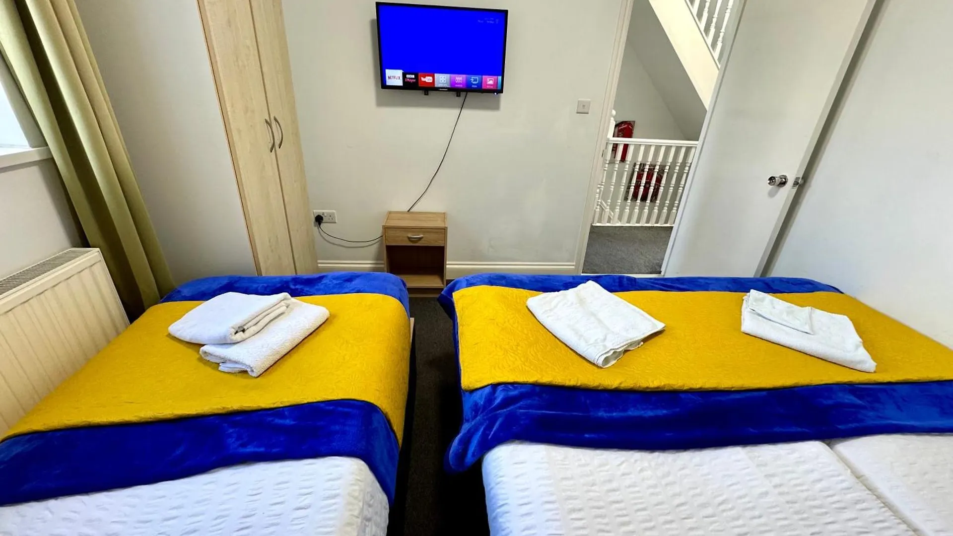 بيت للعطل 3 Bedrooms Spacious House, Separate Reception, 2 Full Bathrooms, Parking, Garden لندن