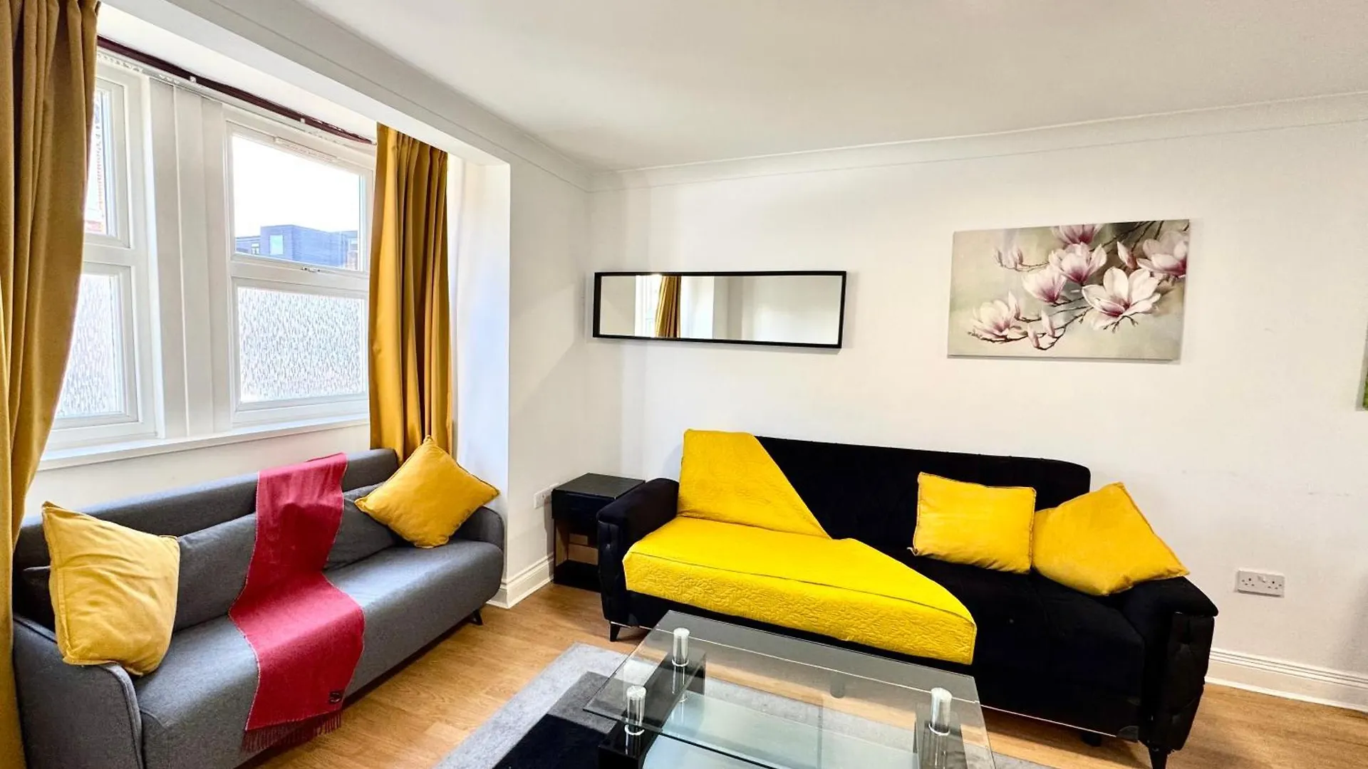 3 Bedrooms Spacious House, Separate Reception, 2 Full Bathrooms, Parking, Garden لندن بيت للعطل