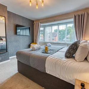  Holiday home Elegant House: 5-bed Retreat For Business & Leisure United Kingdom